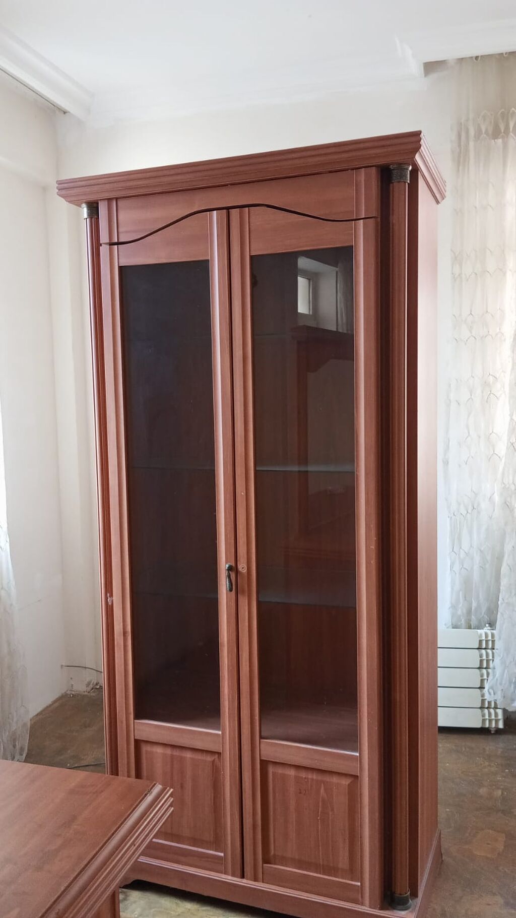 Şüşəli dolab vitrini