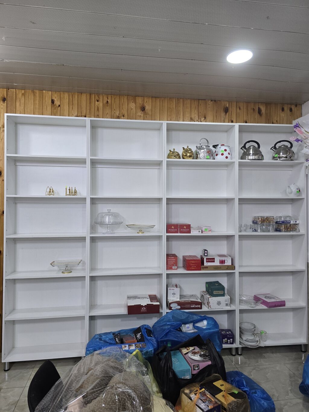 Ağ rəngli 7 ədəd vitrini satıram.İdeal vəziyyətdədi.Taxtalarda nə bir