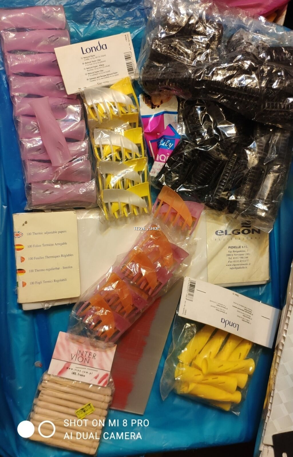 Salon bağlandığı üçün bəzi saç aksesuarları, gəlin taçları, zavivka