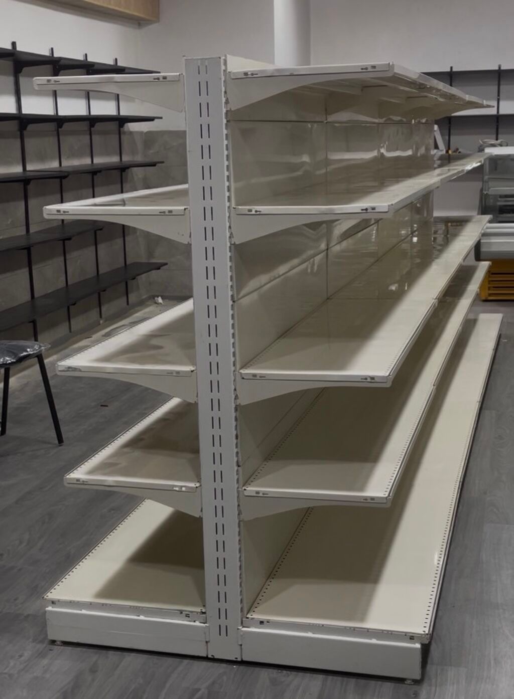 İki tərəfli mağaza rəfi – metal konstruksiya - Modül tipi: orta ada