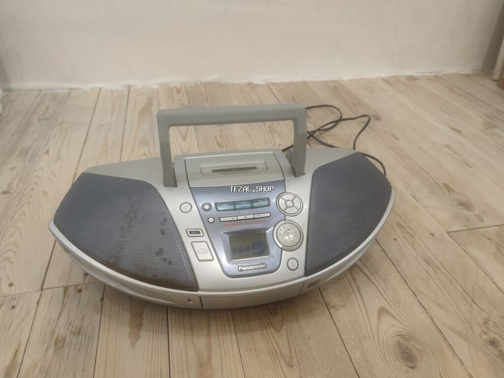 Qədimi maqintafon kaset disq radyo hamsi var işley vezyetdedi