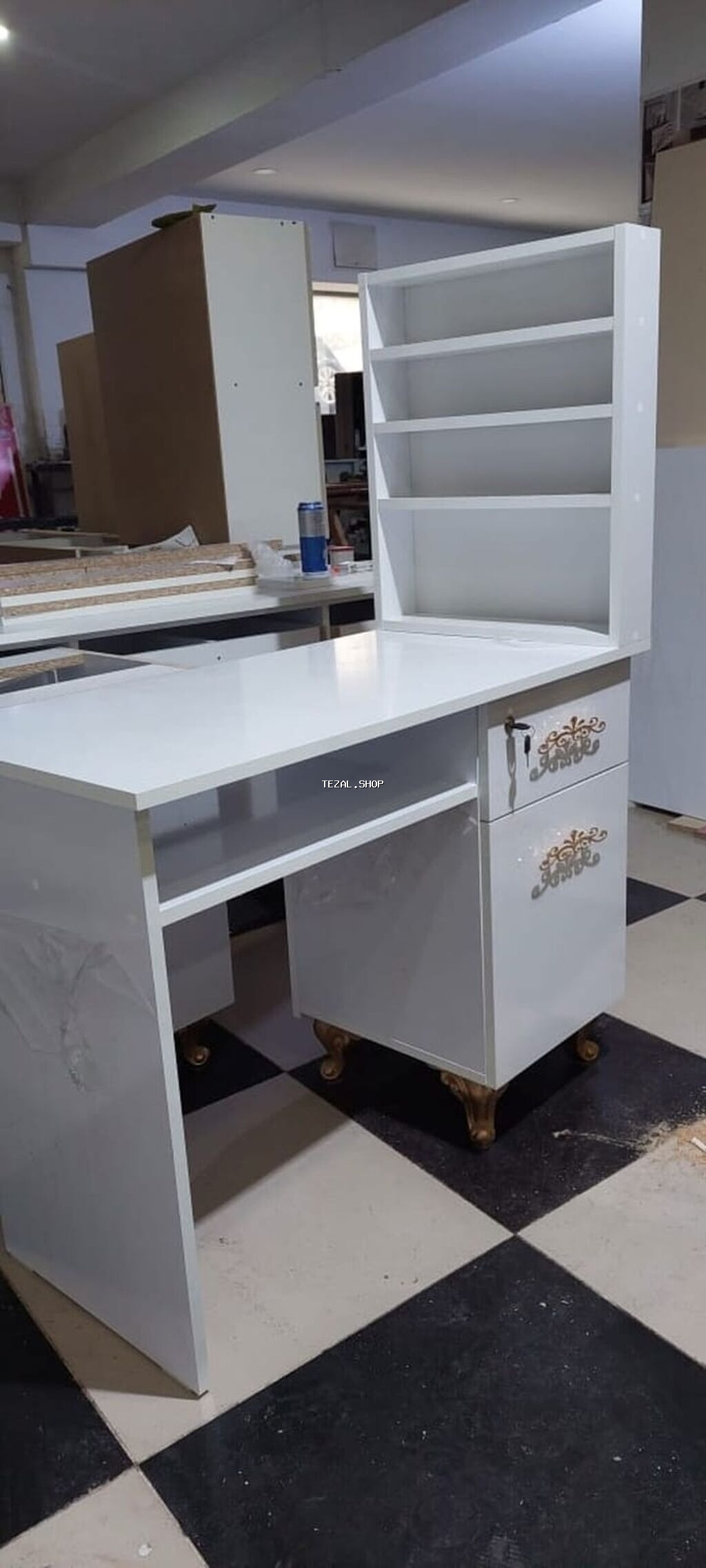 Yeni, Manikür üçün masa, Güzgüsüz