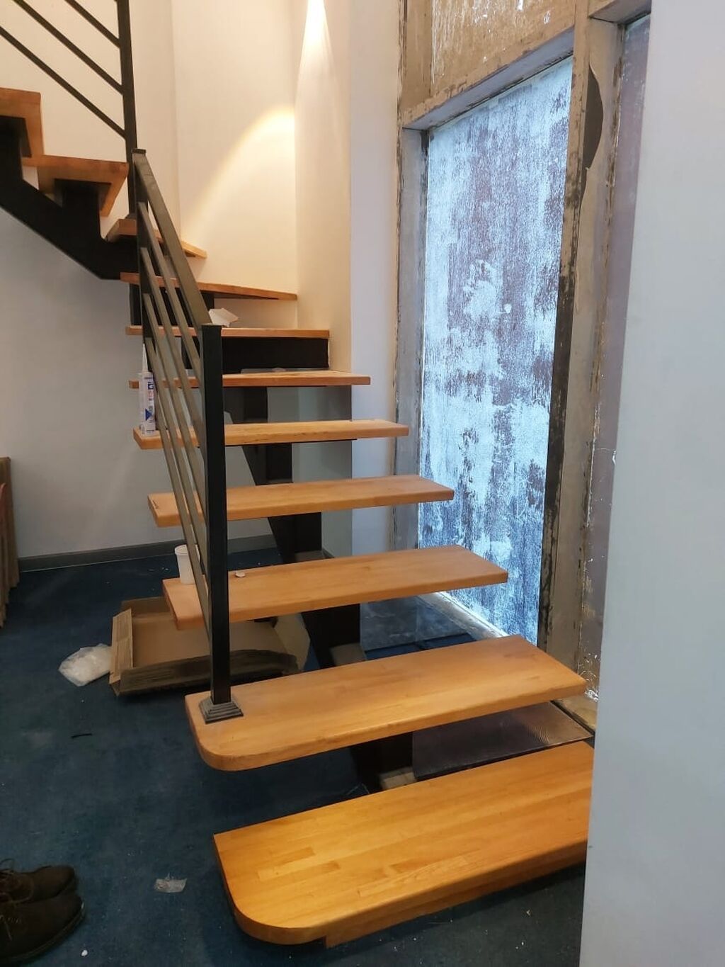 Salam.Hormətli müştərilər hər növdə zövqünüzə uyxun taxta