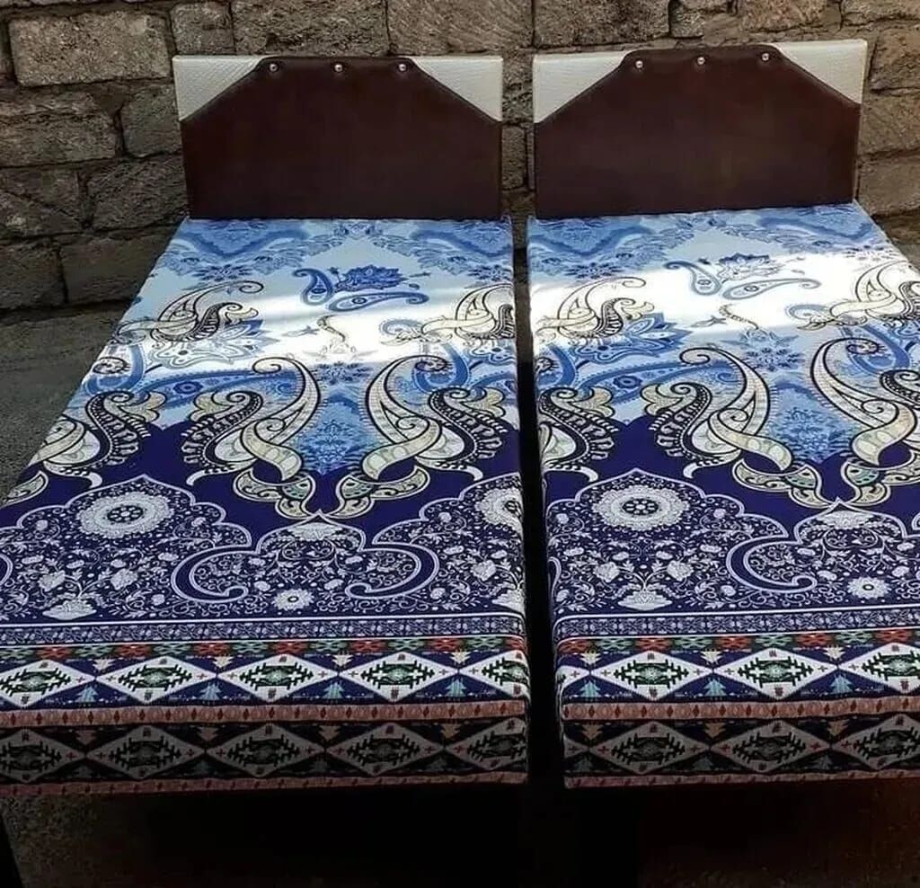 1 nəfərlik çarpayılar 60 manat. 2 nəfərlik taxt 110 manat