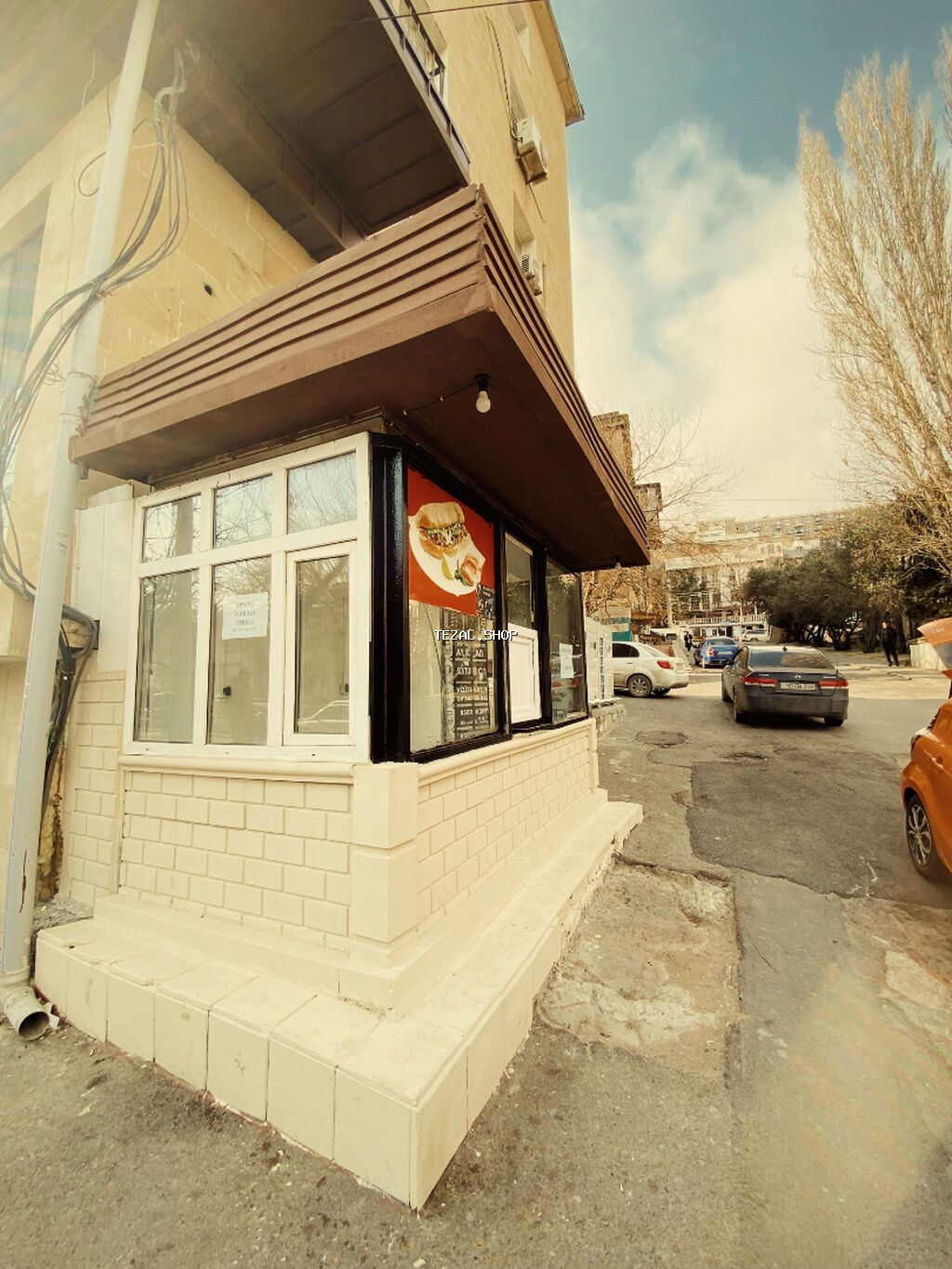 Bayıl mərkəzi (Qutban Abbasov küçəsi) Küçə küncündə yerləşən