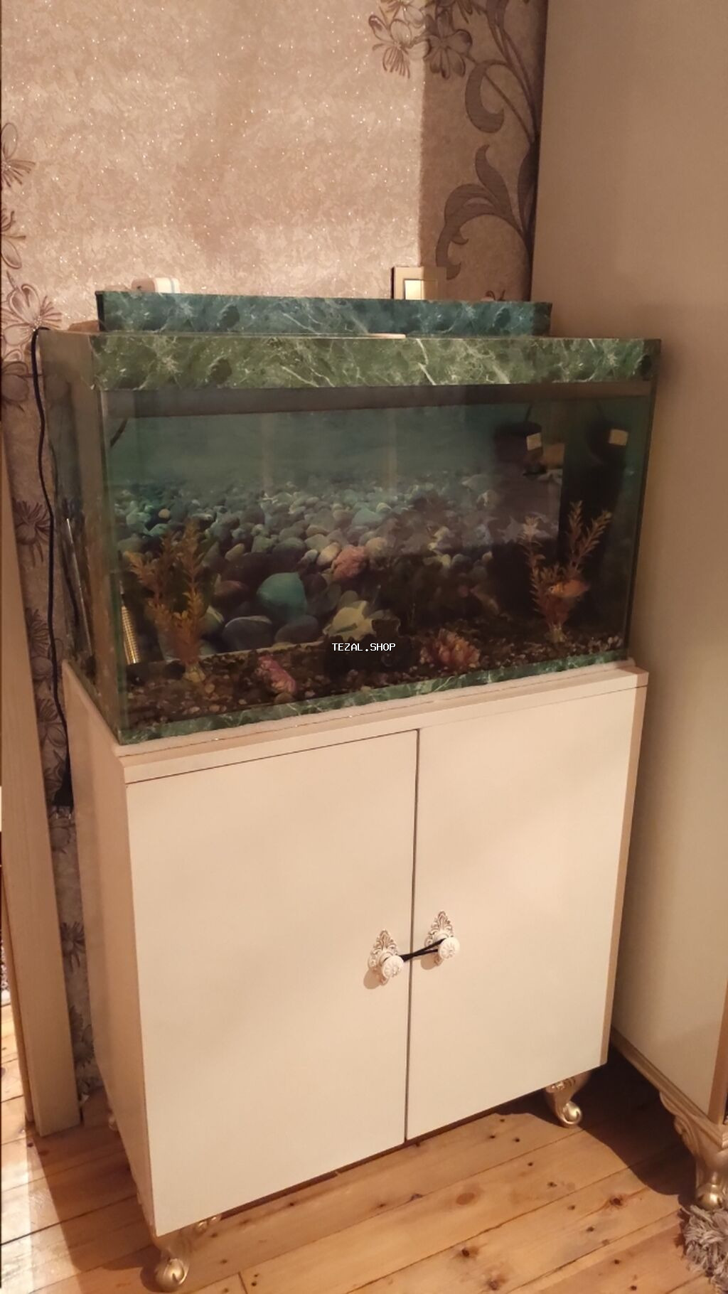 Akvarium altlığı ilə birlikdə satılır ölçüsü uzunluq 70 sm en 30 sm