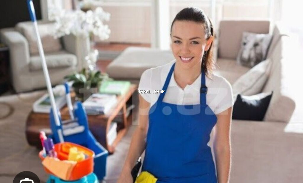 Xanım işçi axdarılır ofis daxili təmizlik