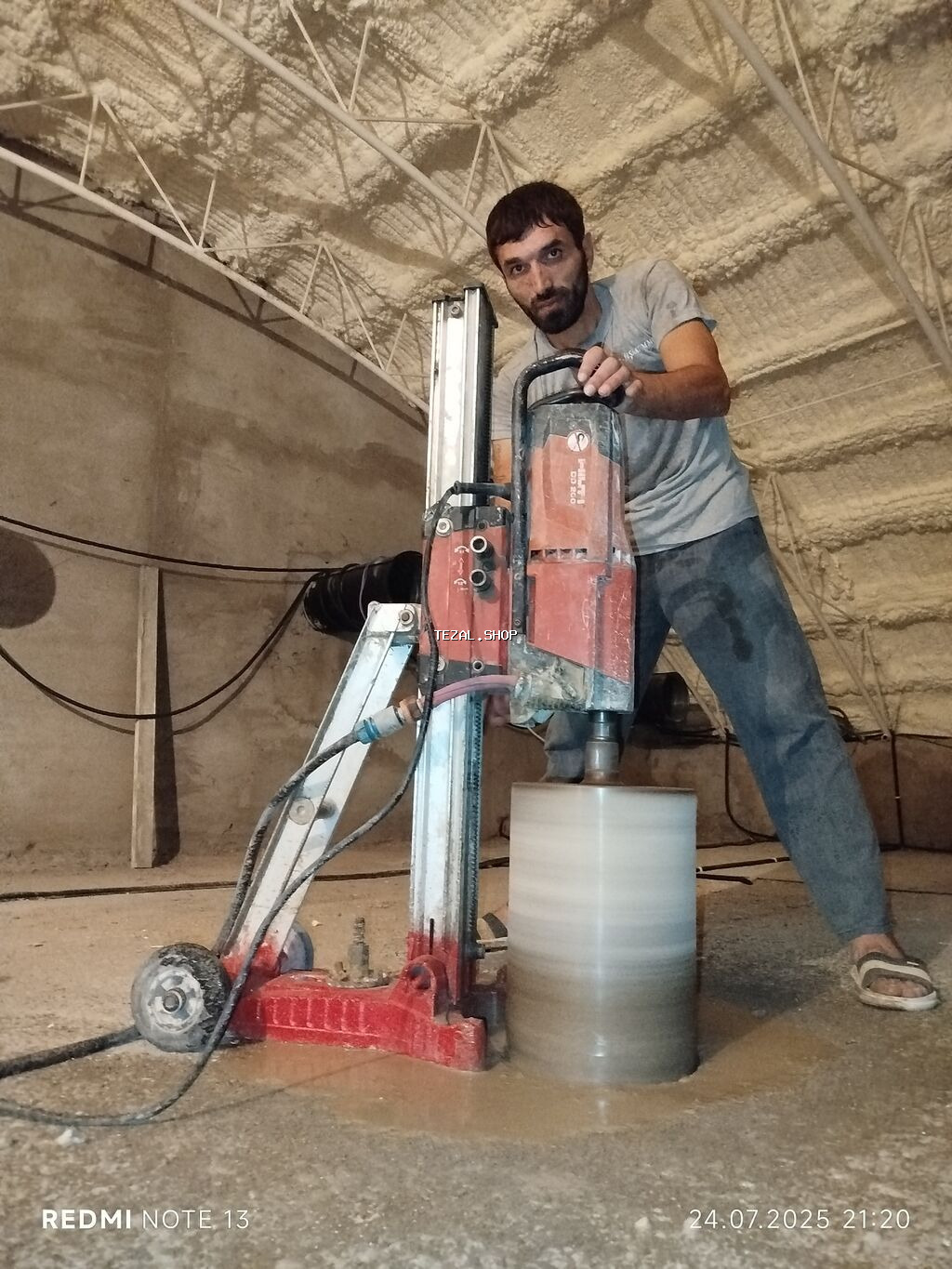 Səssiz tozsuz səliqəli kəsim. Beton katlavan monolit kubik