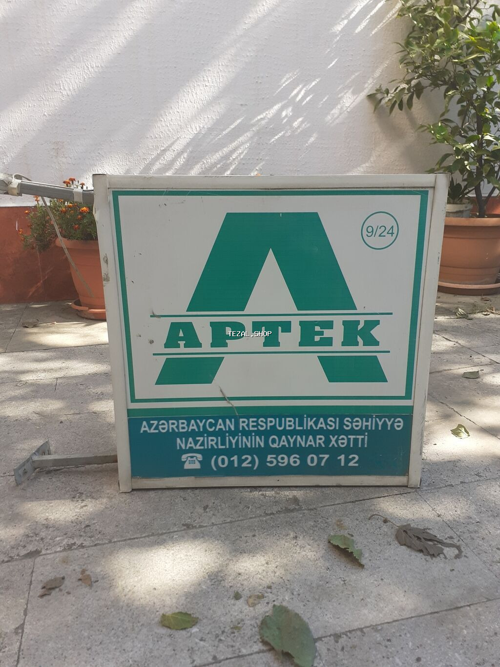 Aptek vıveskası böyukdü az işlənib aptek bağlandığına görə satılır