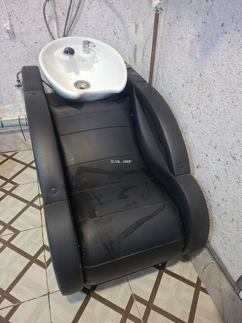 Salon baglandigi ucun tecili satilir hamisi munasib qiymete