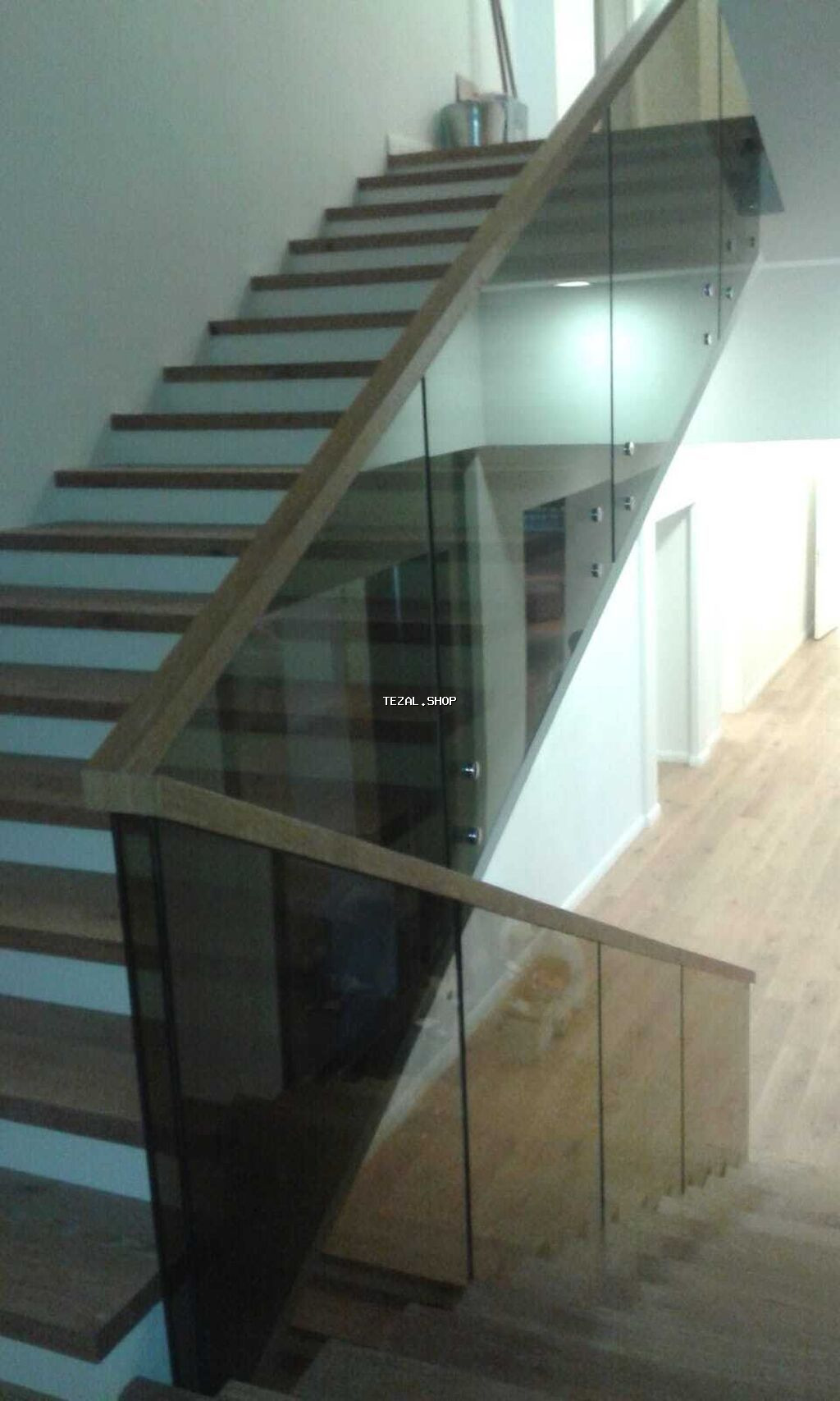 Müxtəlif üslub və dizaynlarda dəmir və şüşə materiallardan hazırlanmış