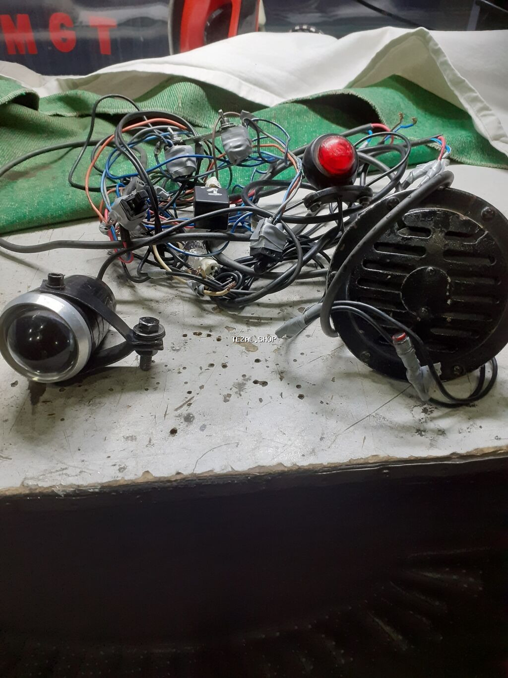 Velosiped aksesuar 12 voltla akumlyator ile yanir zaryadkaedeni yoxdu