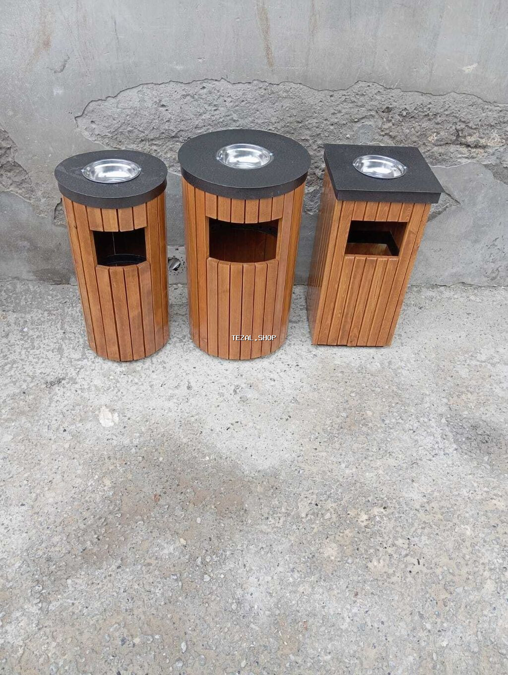 Taxtadan hazırlanmış, müxtəlif formalı küçə zibil qutuları. Üst