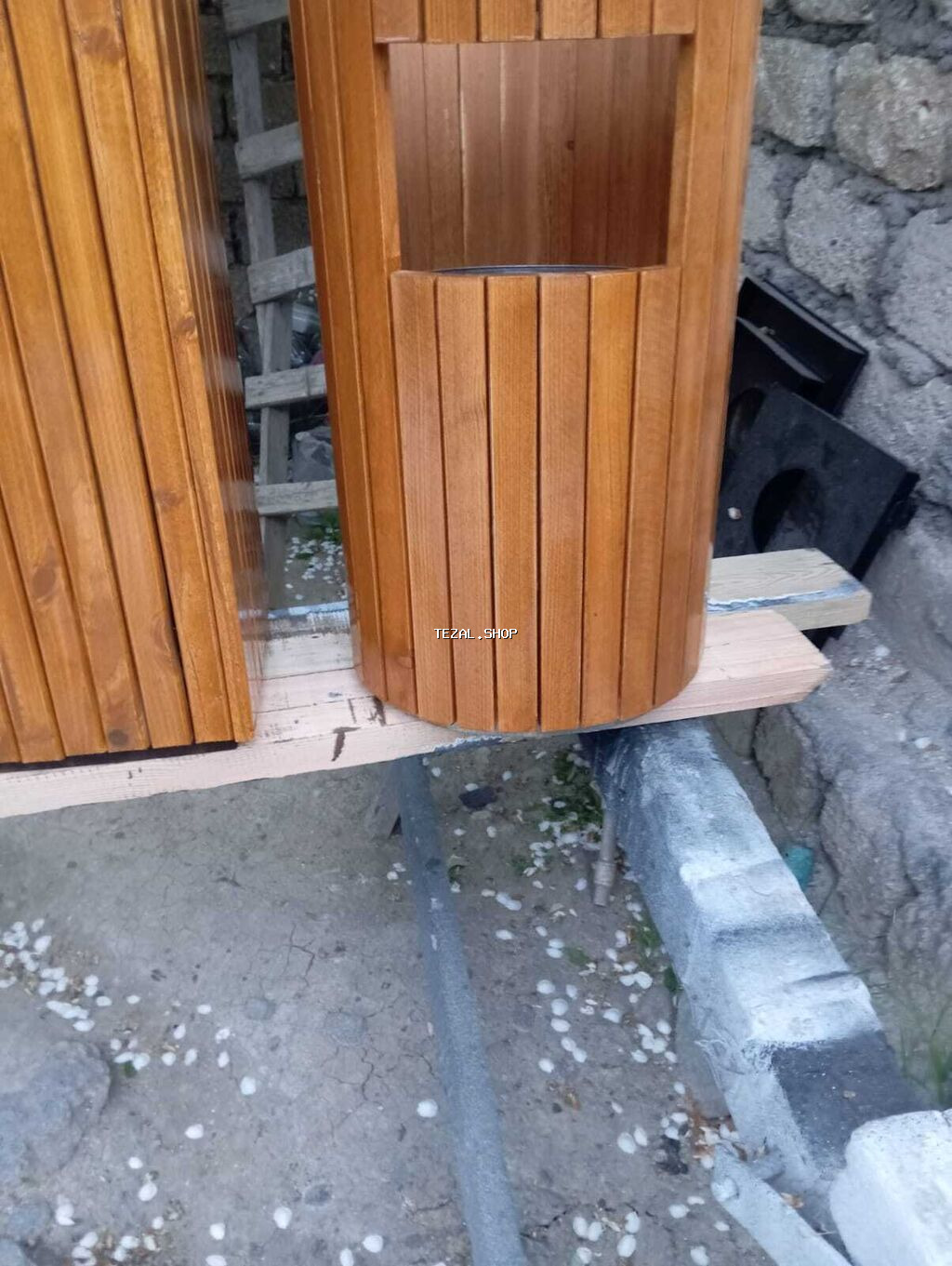 Taxtadan hazırlanmış, müxtəlif formalı küçə zibil qutuları. Üst - şəkil 2