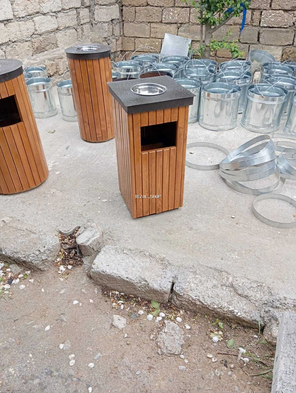 Taxtadan hazırlanmış, müxtəlif formalı küçə zibil qutuları. Üst - şəkil 3