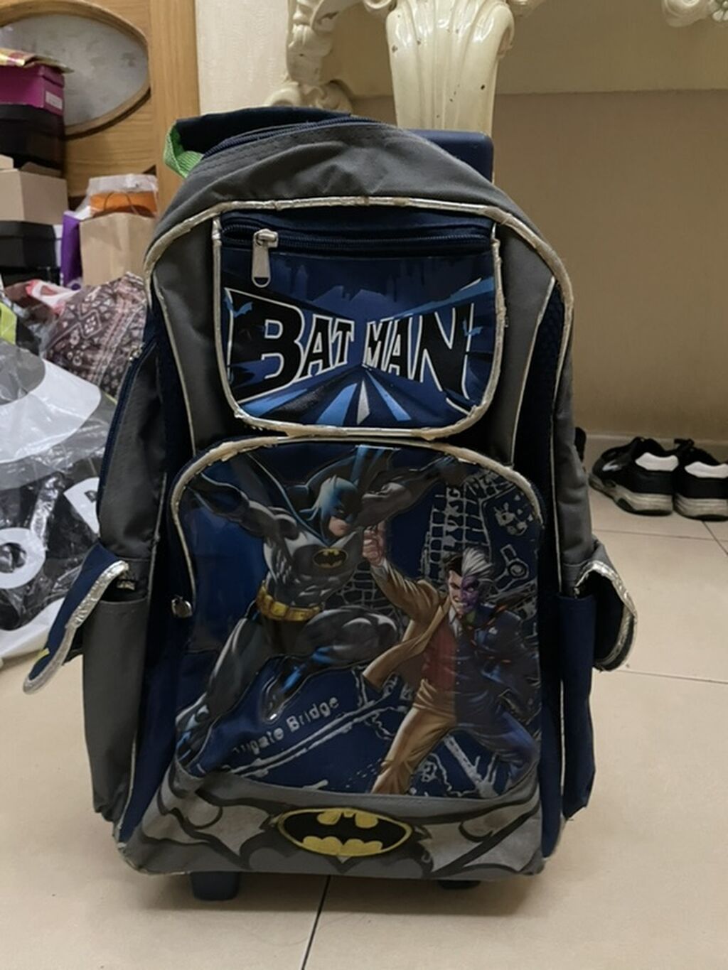 Batman temalı uşaq məktəb çantası – təkərli və dartma qulplu model -