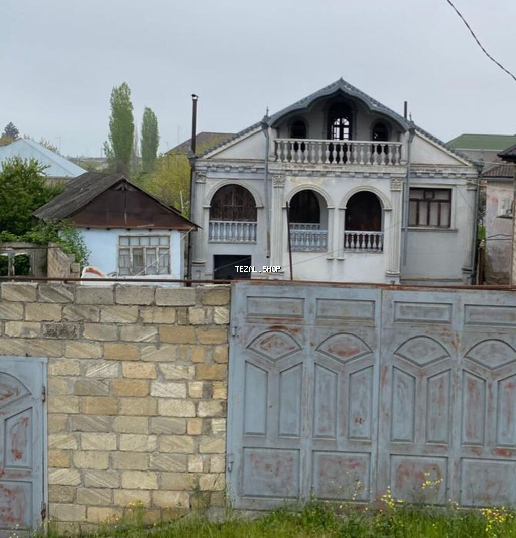 Xacmazda m.ə.sabir 74 unvaninda kursulu ve mansarli tecili ev satilir