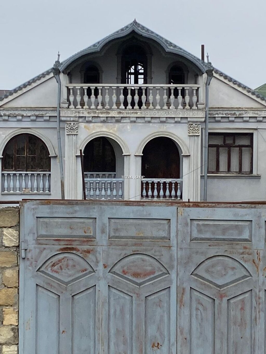 Xacmazda m.ə.sabir 74 unvaninda kursulu ve mansarli tecili ev satilir - şəkil 3