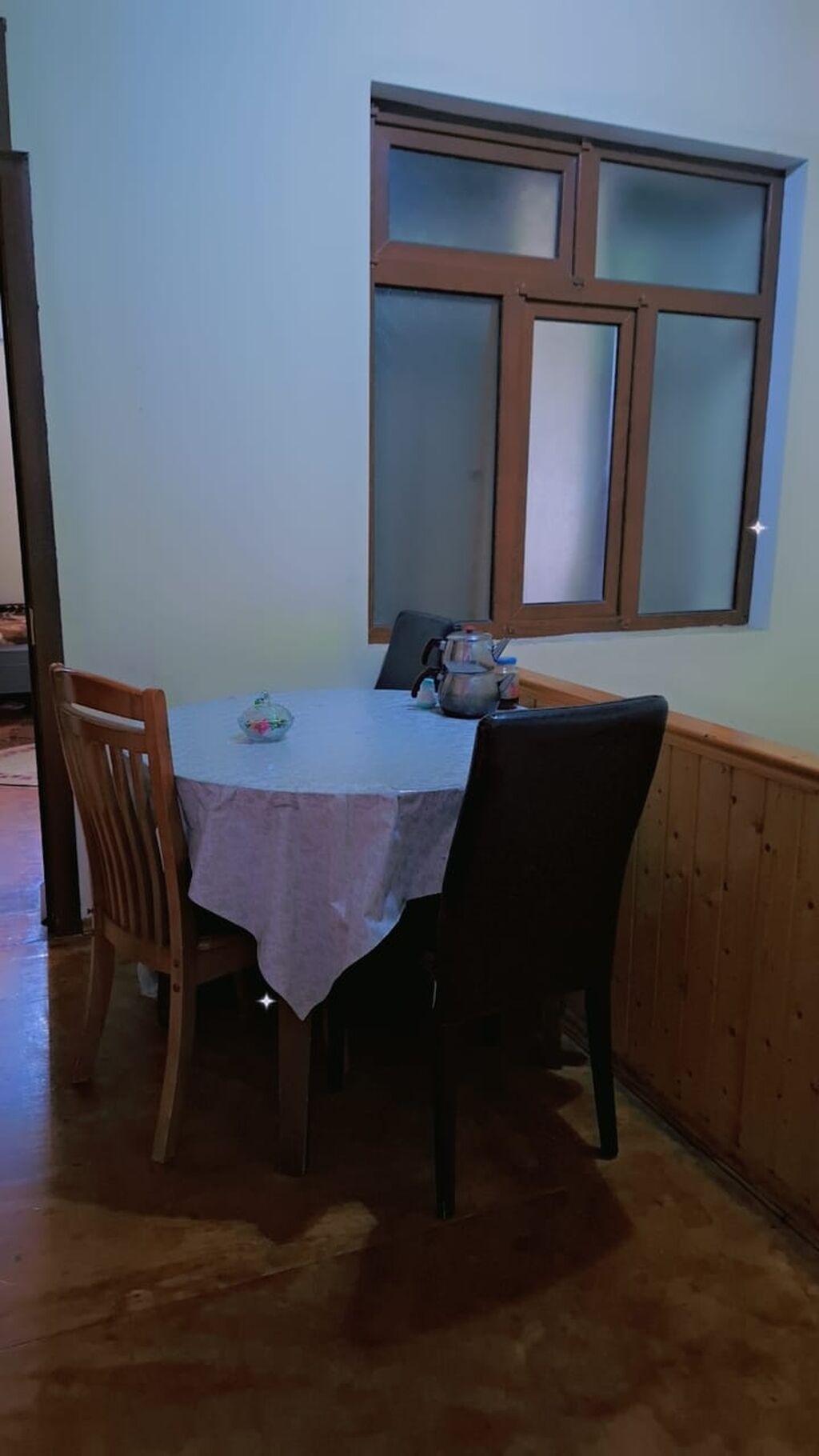 Ev yalnız xanımlara kirayə verilir. Hər bir şeraiti var metrodan 5