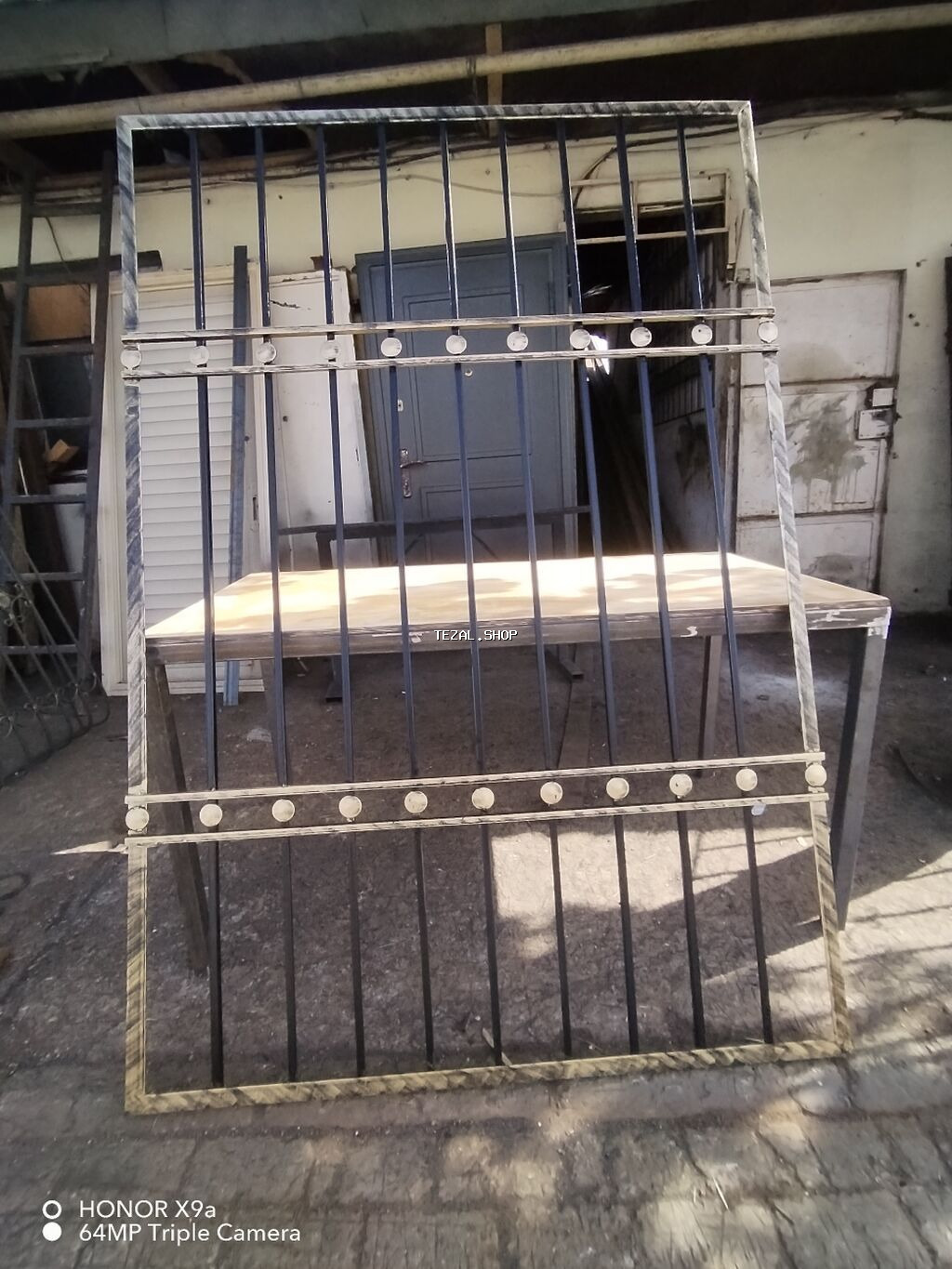 Məhsul: Dəmir barmaqlıqlar və məhəccərlər (pəncərə və balkon üçün)