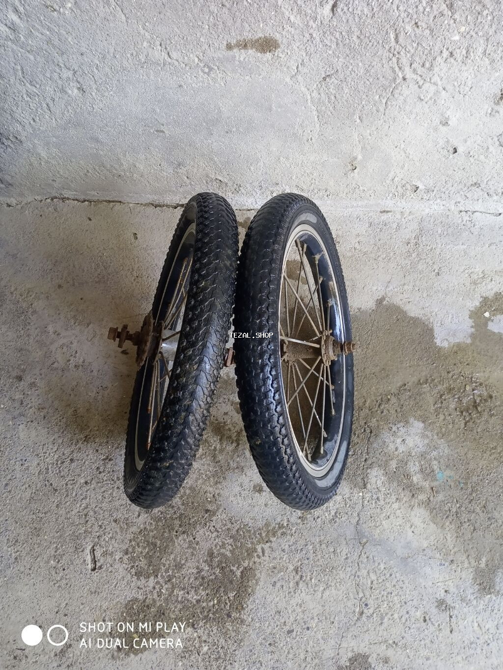 İki ədəd təkərli velosiped təkəri. Hər bir diskdə 28 mil var və qara - şəkil 3