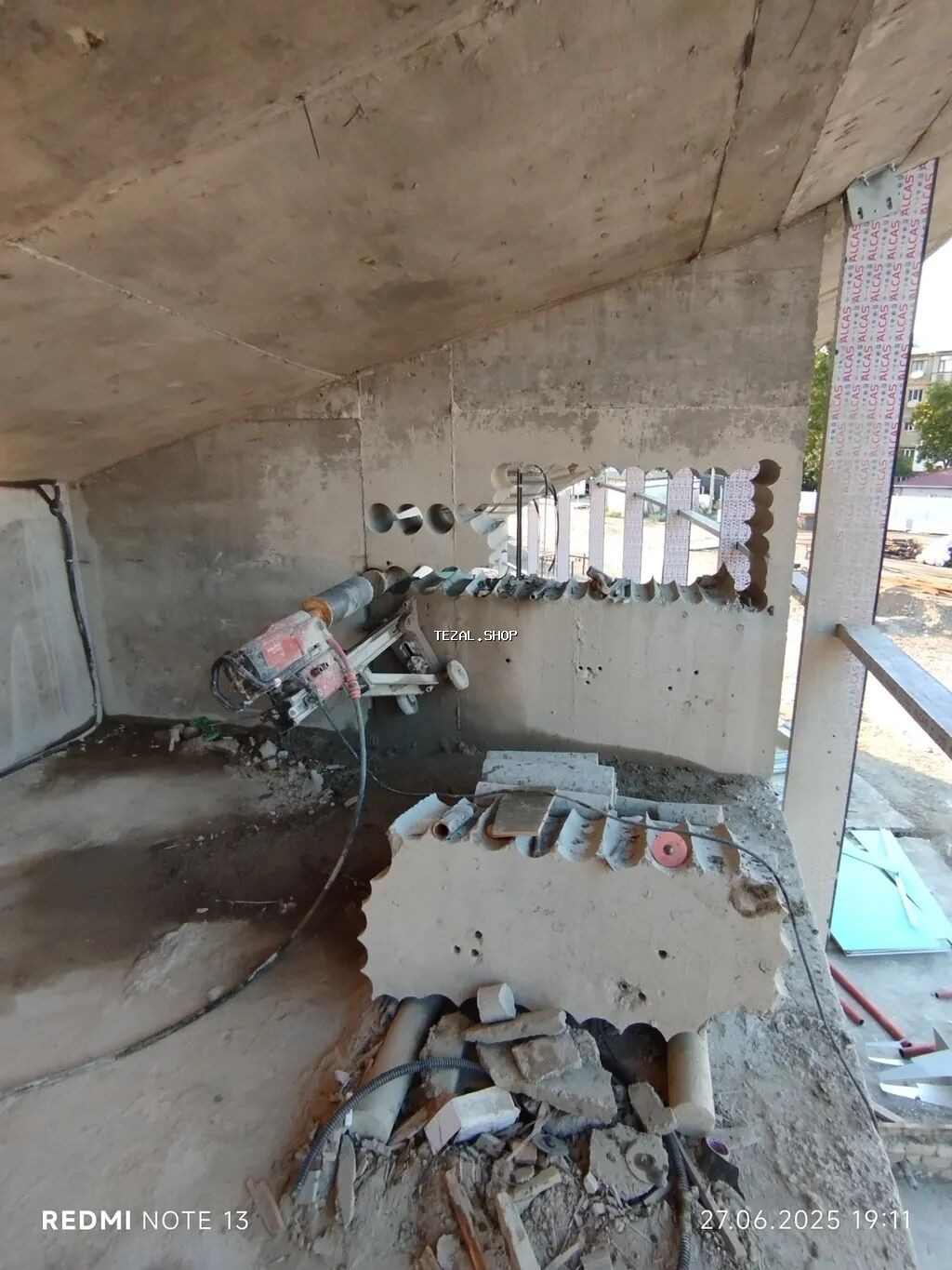 #Betonkesme #betondeşmə Beton kubik kərpic - dən kəsim deşim - şəkil 3