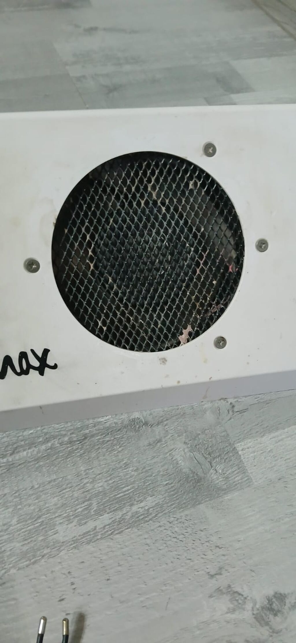 Masaüstü dırnaq tozuduran (toz kollektoru) - Brend yazısı: “Max” -