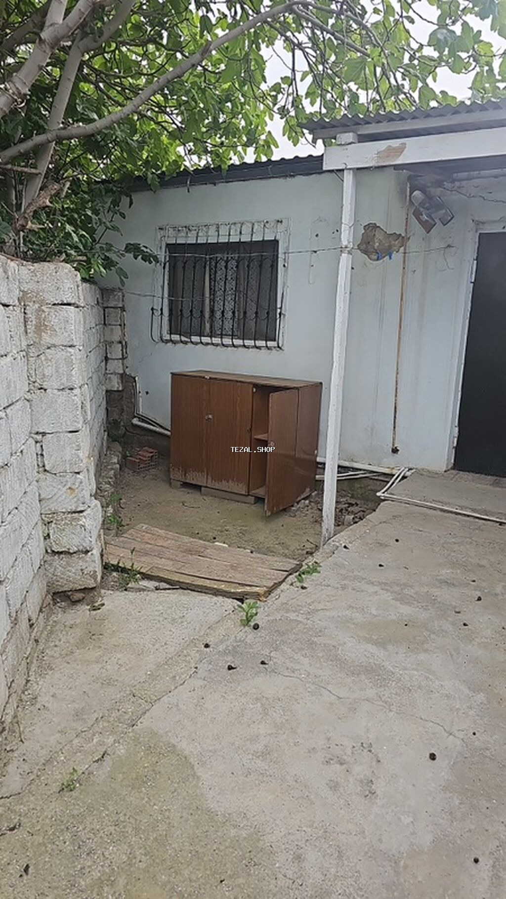 Bayilda daş bazariyla uzbeuz. Yola yaxin yerde 2 otaqli ev icareye