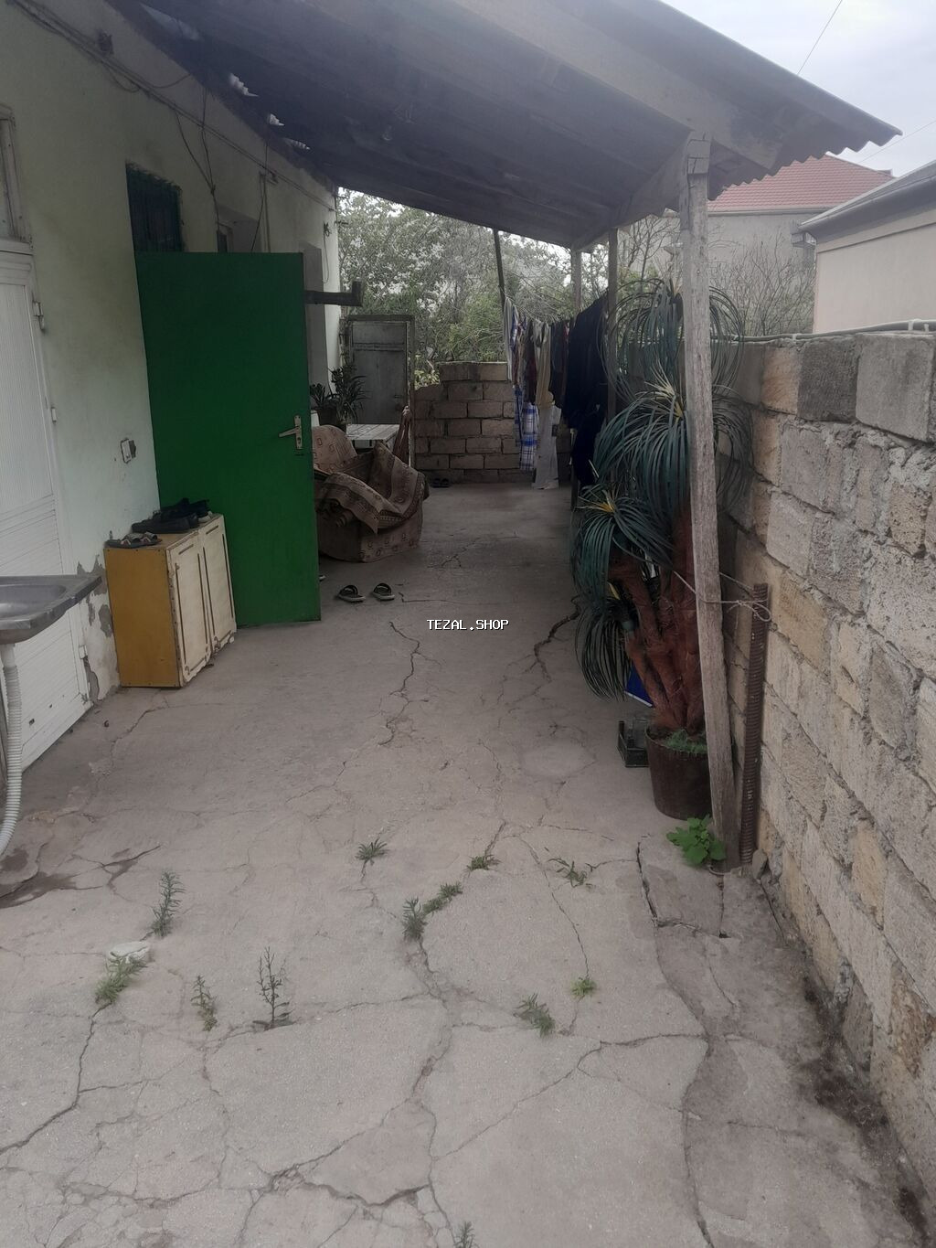 Həyətyanı ev – həyət və bağ sahəsi ilə - Geniş həyət: beton örtüklü