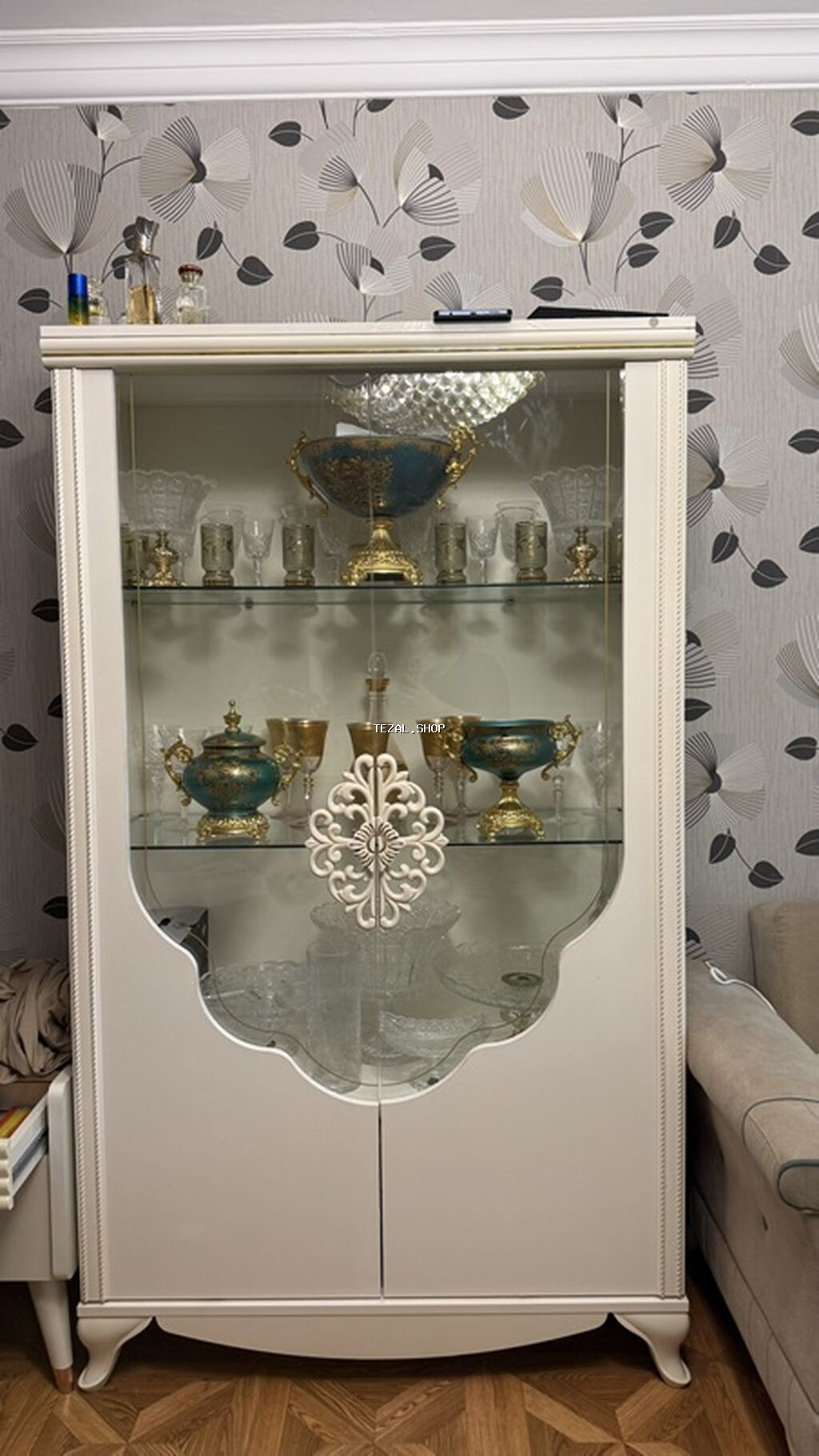 Şüşəli dolab vitrini
