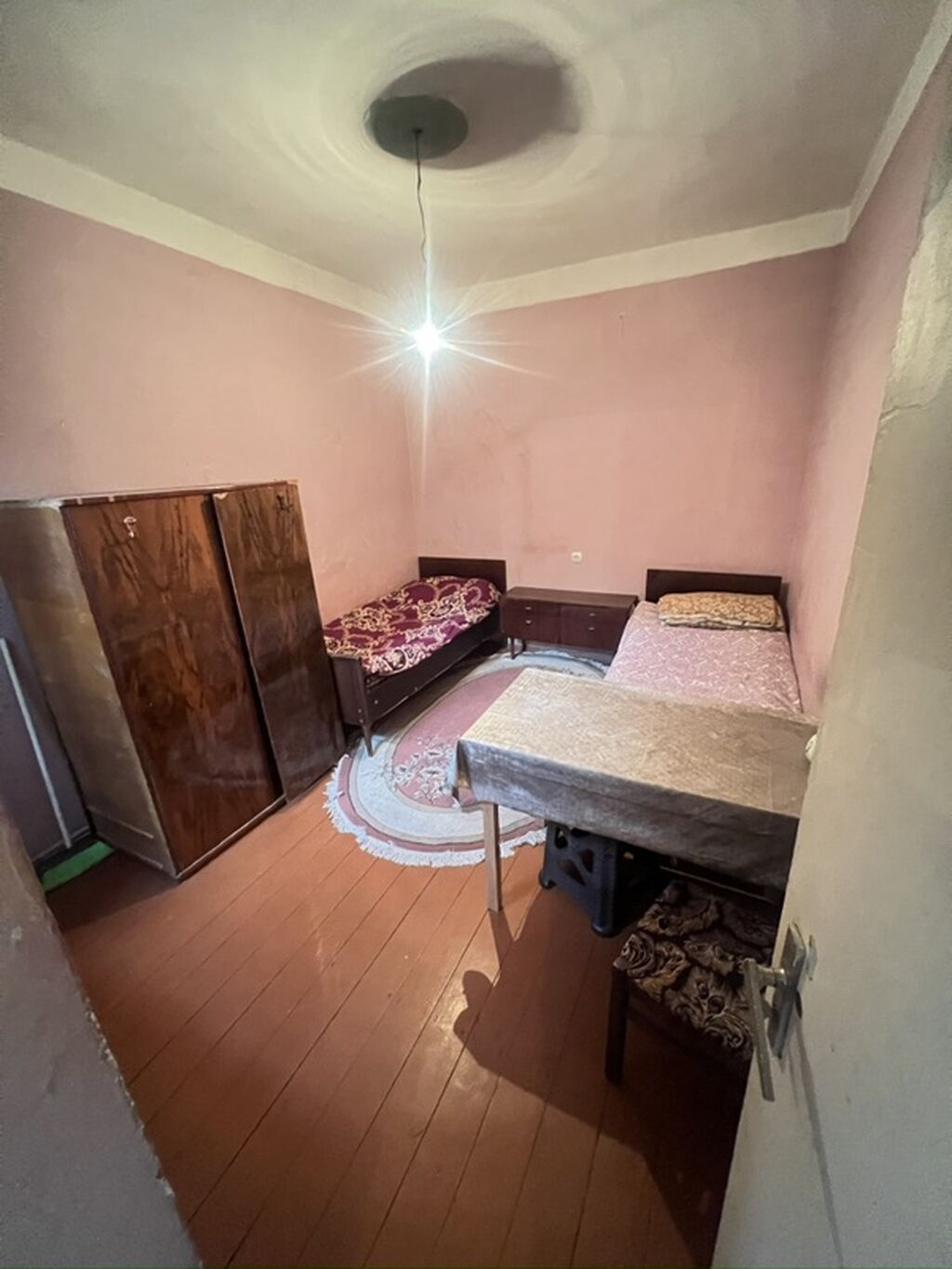 Kirayə 1 otaqlı Ev Bayilla 20 sahenin ortasinda yerlesir . Ftaroy