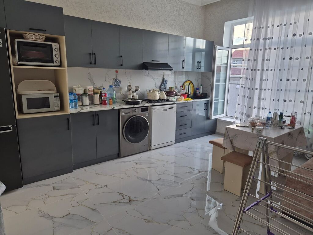 Təsvir: - Geniş və işıqlı mənzil interyeri. Mətbəx, qonaq otağı və