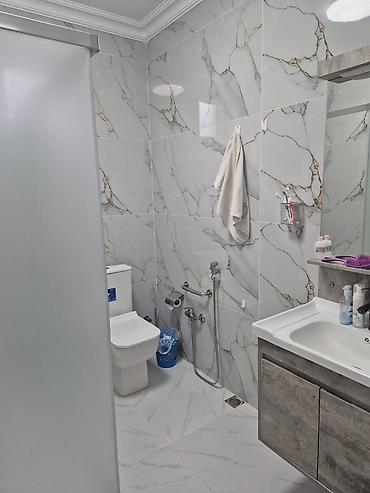 Təsvir: - Geniş və işıqlı mənzil interyeri. Mətbəx, qonaq otağı və - şəkil 3