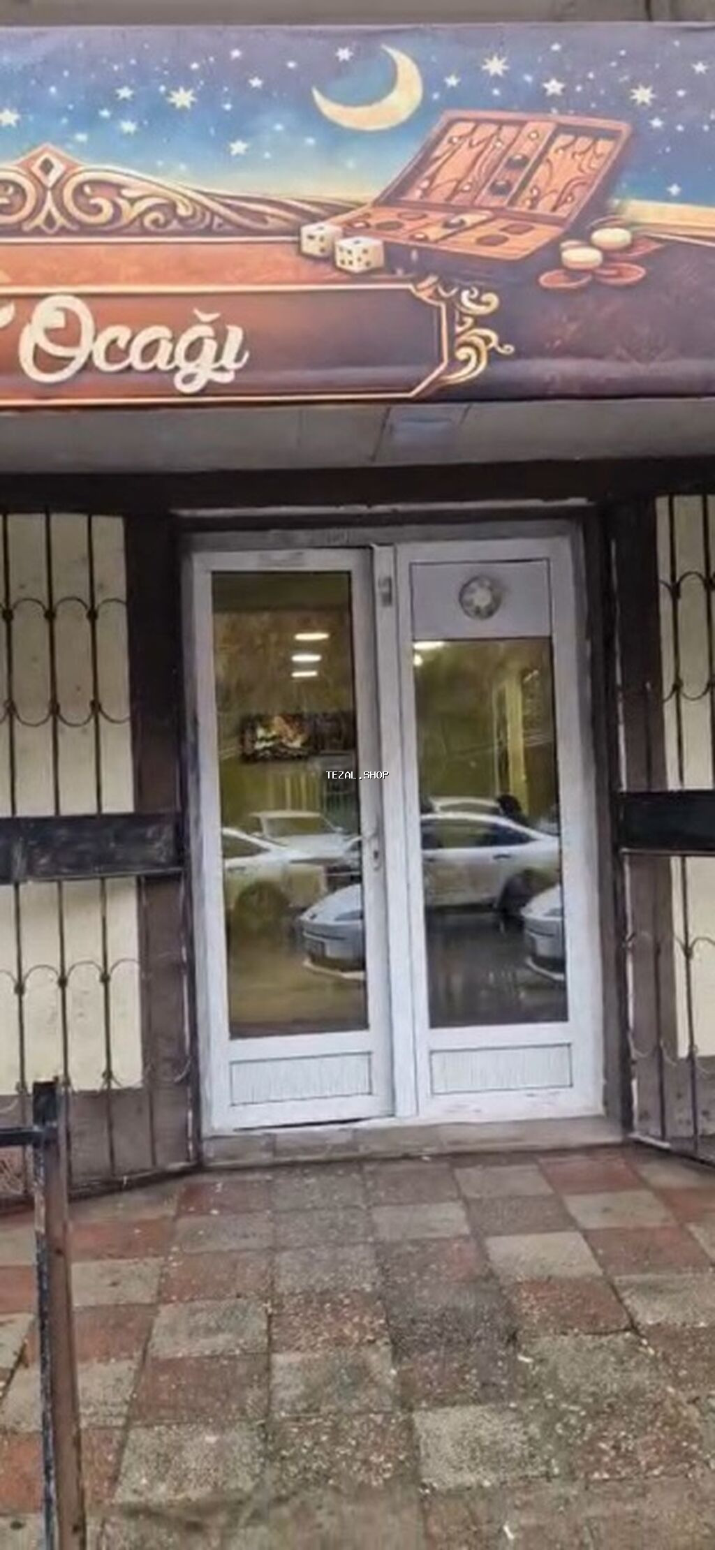 Şəhərin mərkəzinə yaxın yerləşən çay evi kimi işləmiş obyekt icarəyə