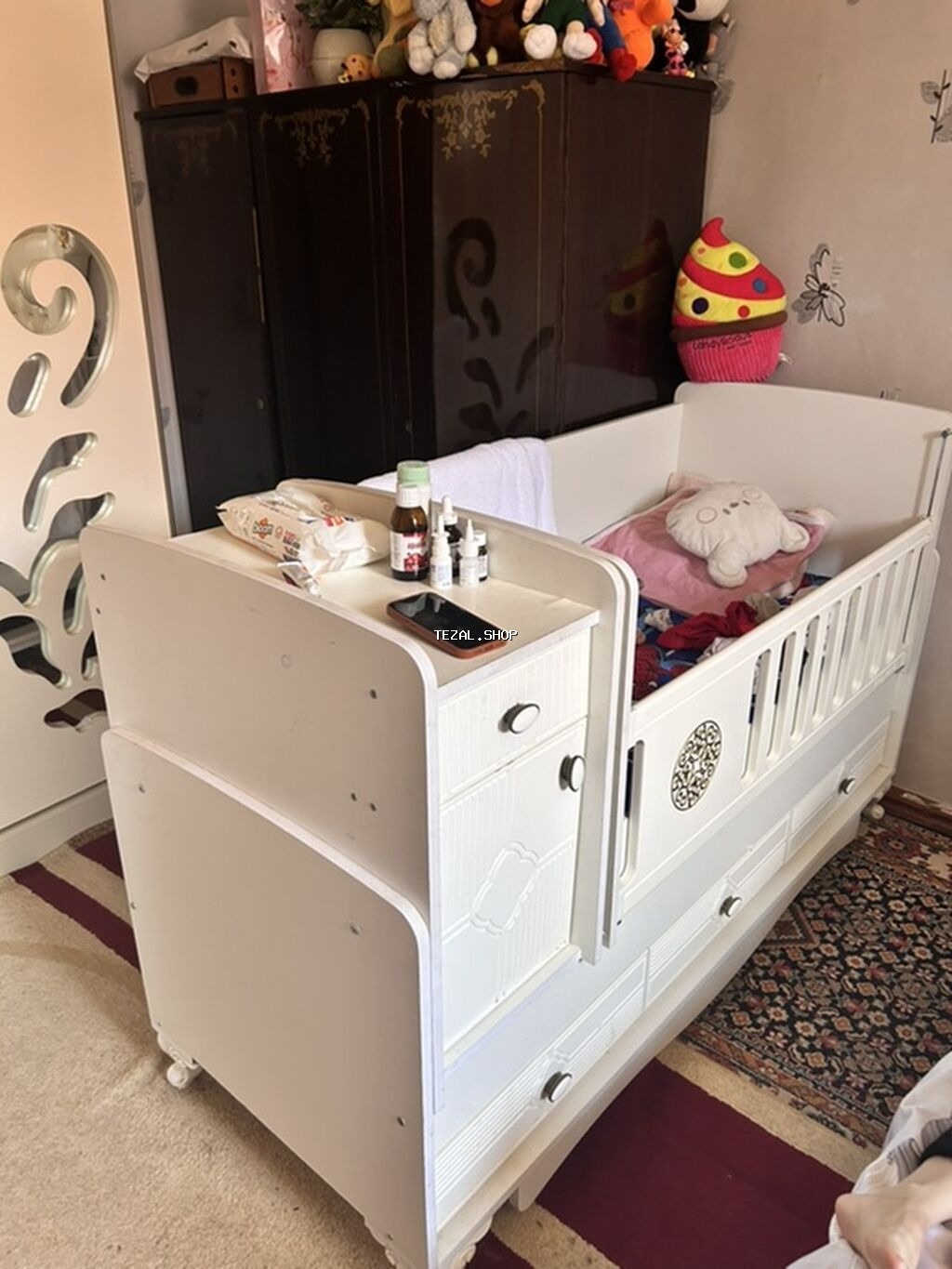 Salam.Hem beshik hemde ushag kravati olan mebeldi.Matrasida var.2 ildi