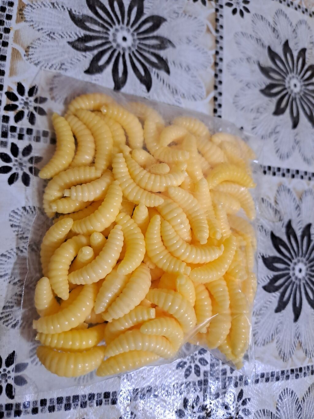 Saxta balıq yemi sofqa qurdu realda seçilmir çox yumşaq elastiq bir