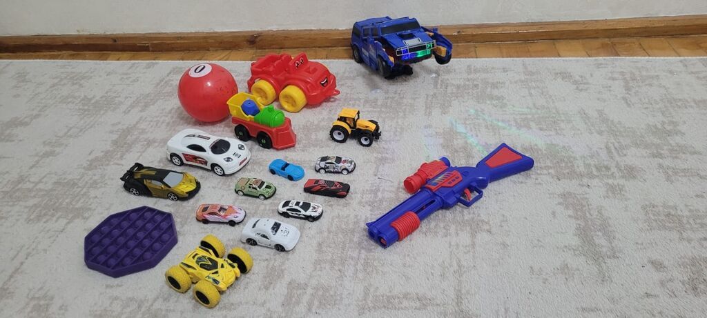 Uşaq oyuncaqları dəsti Tərkib: - 1 ədəd böyük mavi polis zirehli