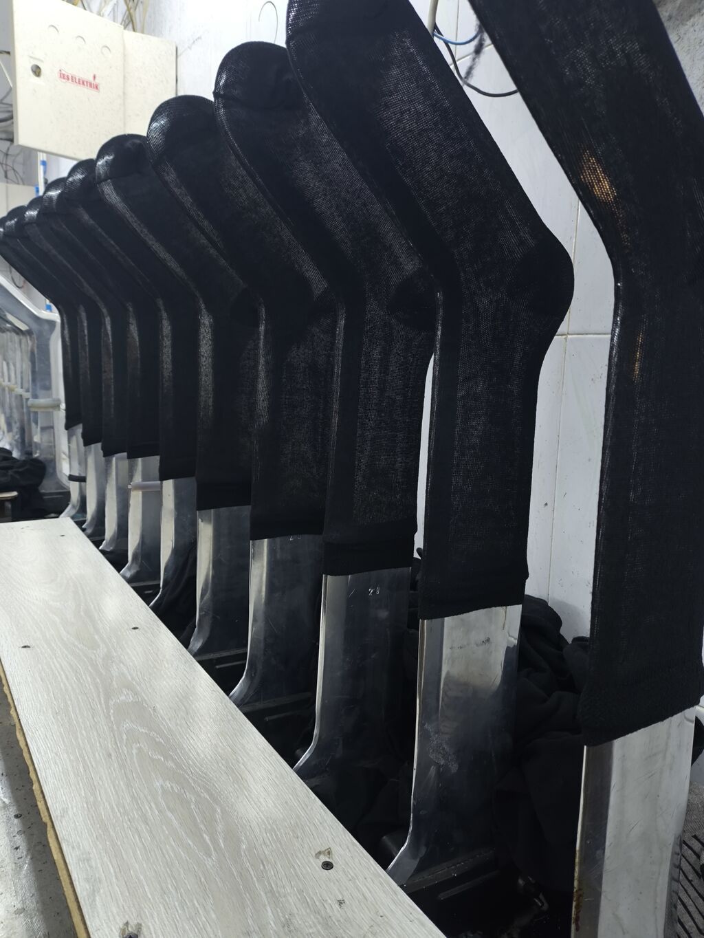 Corab sexinə və corab ütüləyən xanım işçilər tələb olunur. İş günləri