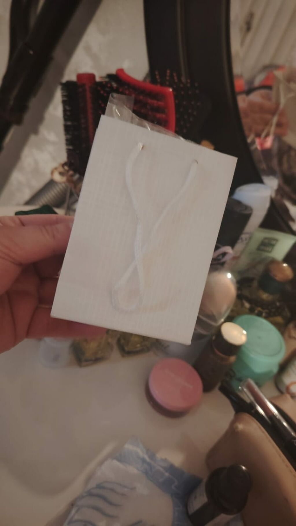 Kasib aile var 2telebe xanimlardir.Pal paltar lazimdir yay ucun kim