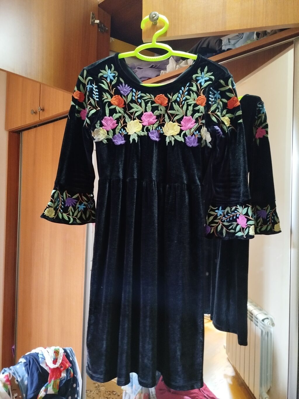 Qadın paltarı – məxməri, əl işi naxışlı - Material: yumşaq qara