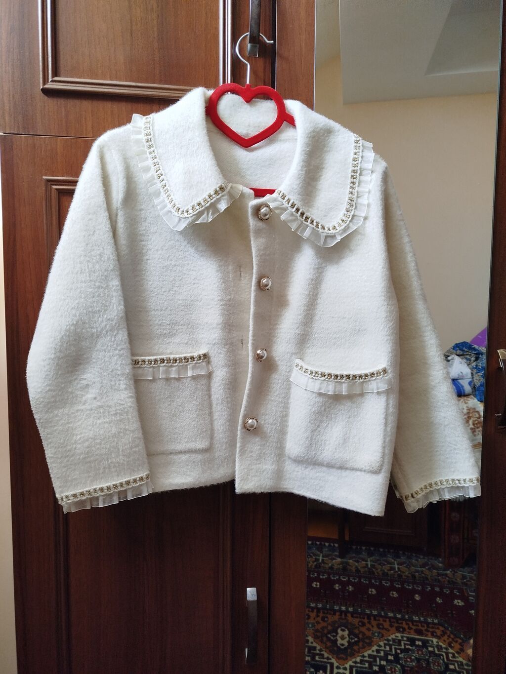 Ağ rəngli qısa jaket/kardiqan. - Material: yumşaq toxuma (yun tərkibli