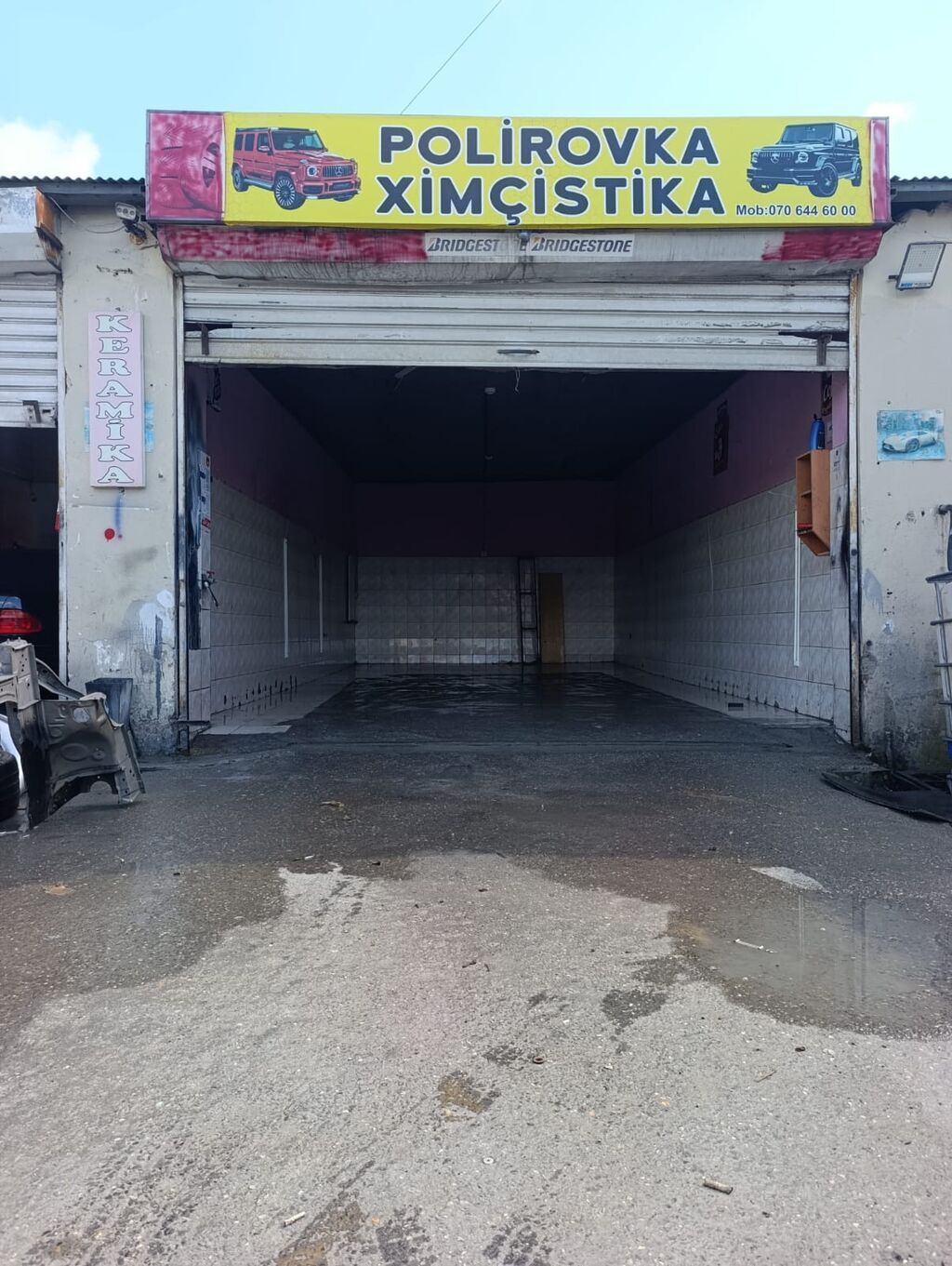 Əhmədlidə, avtomobillərin çox sıx hərəkətdə olduğu küçədə yerləşən