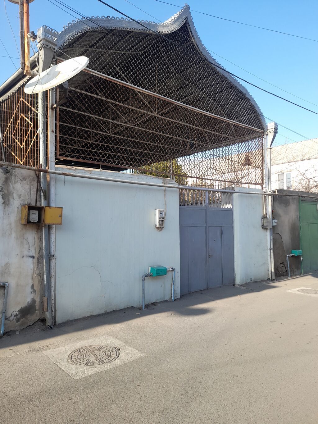 Metall konstruksiya ilə örtülü geniş həyət/qaraj sahəsi sa - Üstü