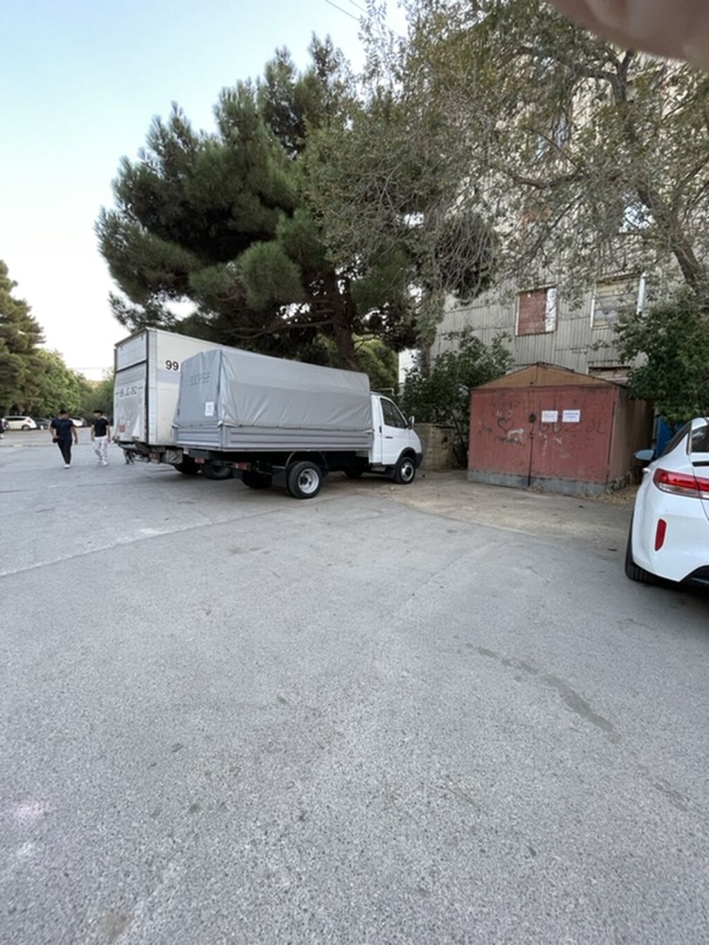 Qaraj arendaya verilir Ecemide metrosuna yaxin yerde yerləşir Moto
