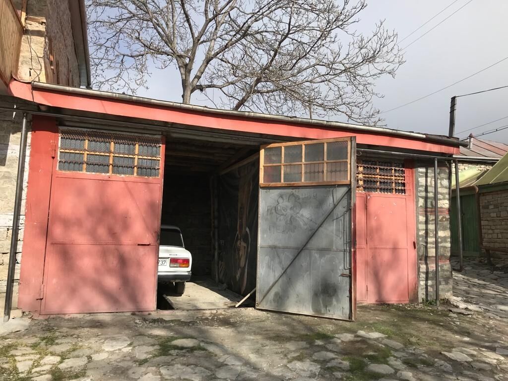 İsmayıllı rayonunun Lahıc qəsəbəsinin mərkəzində,Ərəgit Məscid