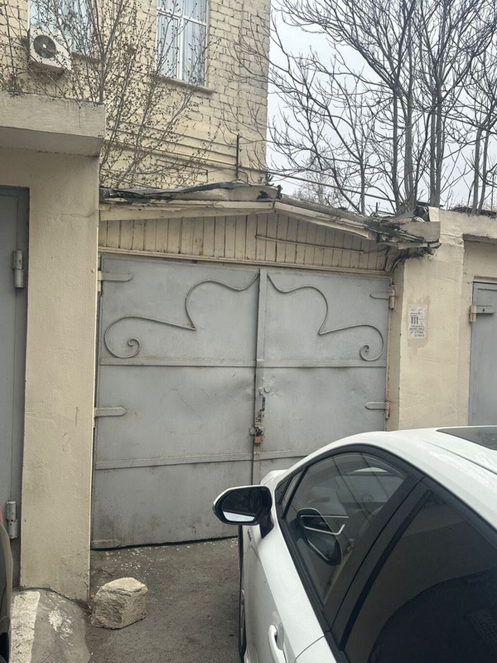 Qaraj/Anbar sahəsi - Kərpic konstruksiyalı, metal ikiqat darvazalı