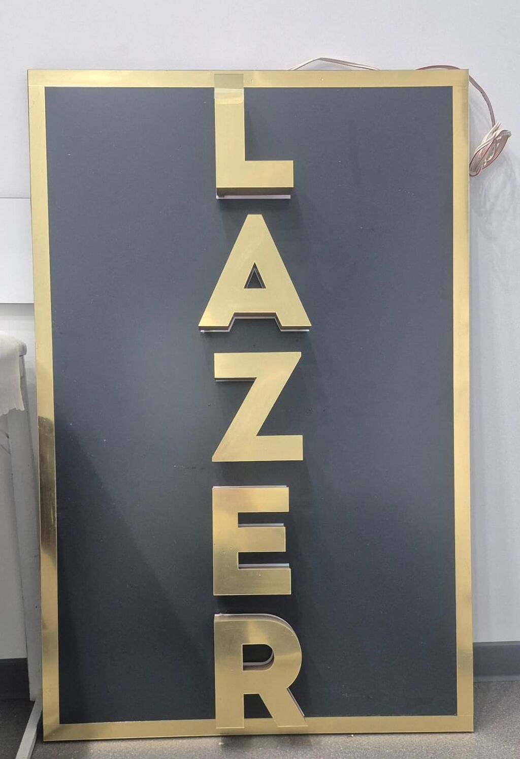 İşıqlı lazer yazılı plakat satılır 250 manata.Heç işlənmiyib