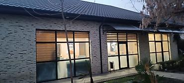 QALA Restoran – geniş və işıqlı zalı, rahat oturma qrupları və bar - şəkil 2