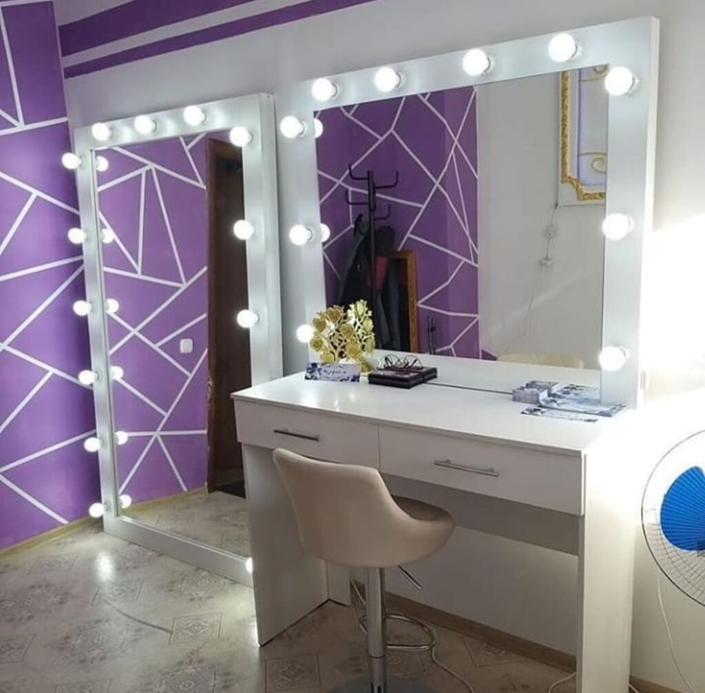 Yeni, Makiyaj üçün masa, Güzgülü