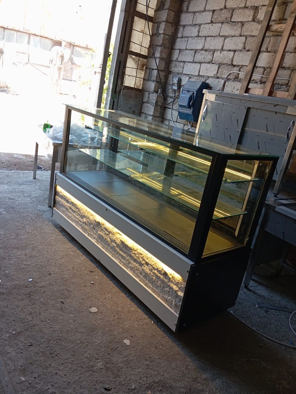 Şirniyyat və qəlyanaltılar üçün soyuducu vitrinlər Məhsul təsviri: -